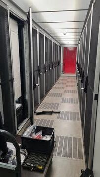 Einer von vielen Kaltgängen im Datacenter